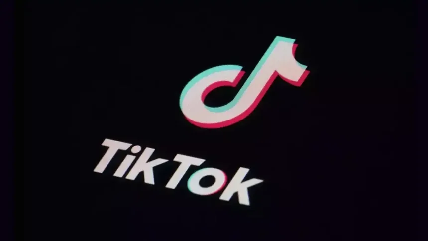 Logo TikTok blanc et couleur sur fond noir, application de partage de vidéos.