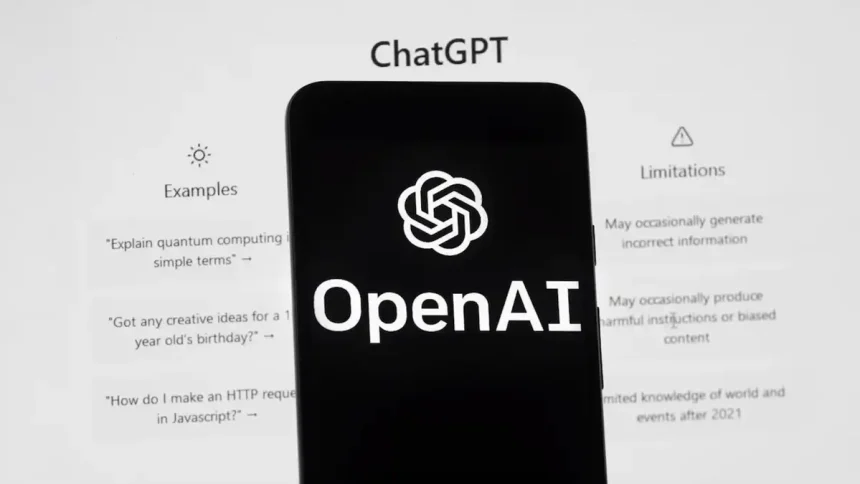 Logo OpenAI sur écran smartphone, ChatGPT en arrière-plan