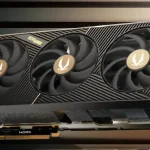 Carte graphique Zotac GeForce RTX 5090, vue de trois quarts, montrant les ventilateurs et le connecteur HDMI.