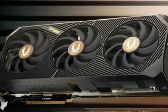 Carte graphique Zotac GeForce RTX 5090, vue de trois quarts, montrant les ventilateurs et le connecteur HDMI.