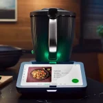 Thermomix TM7 avec écran tactile affichant une recette de Pad Thai, sur un plan de travail de cuisine.