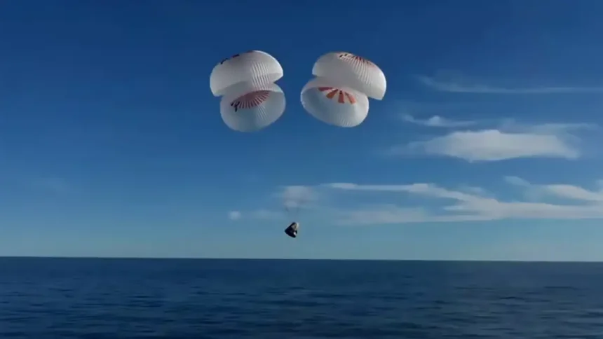 La capsule Crew Dragon de SpaceX, suspendue à quatre parachutes, amorce son amerrissage dans l'océan Atlantique après une mission prolongée sur l’ISS.